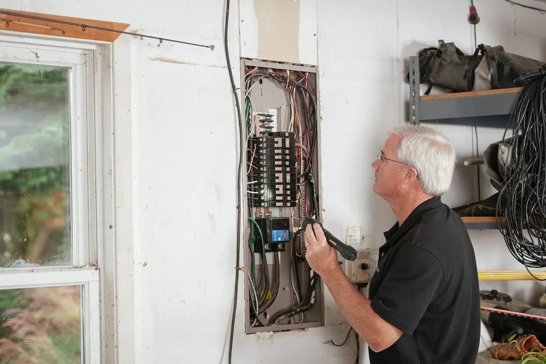 Renovar la instalación eléctrica de la vivienda en 2026: boletín, potencia contratada y precios reales por partidas