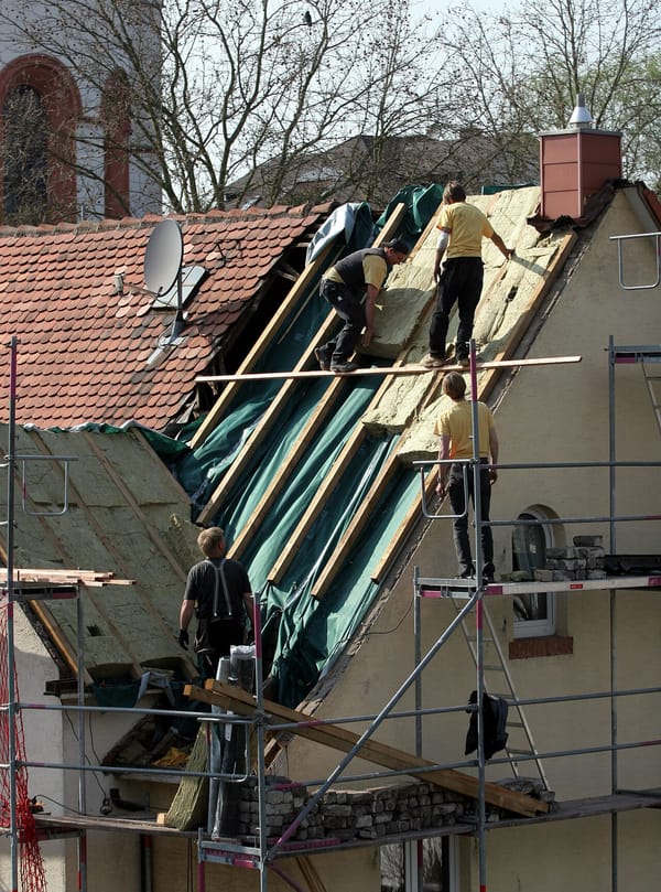 Cómo aislar el techo de una vivienda en España 2026: lana de roca, poliuretano y los errores que duplican la factura de la luz