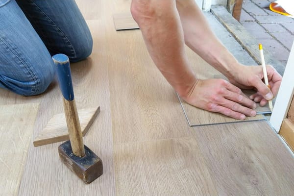 Cómo instalar tarima flotante en casa en 2026: la solera, la junta de dilatación y los errores que la levantan al segundo verano