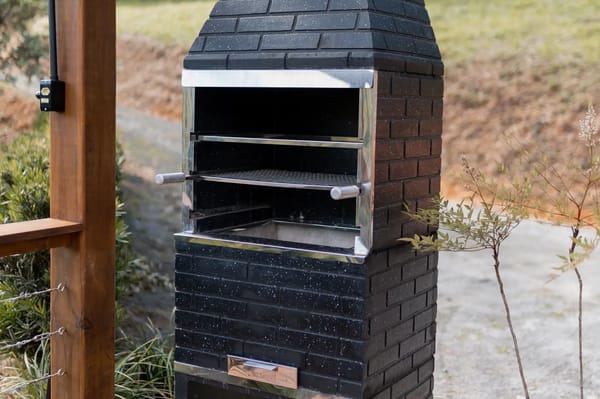 Cómo construir una cocina de verano o barbacoa de obra en el jardín en 2026: materiales, normativa y precios reales en España