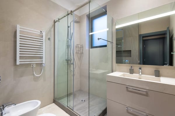 Reformar un baño pequeño en 2026: precios reales, errores que encarecen la obra y permisos en España