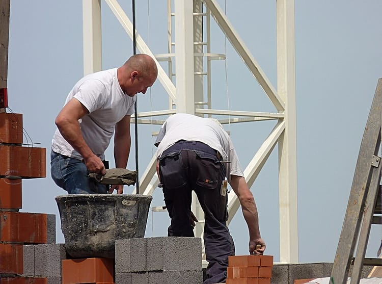 Todo lo que debes saber antes de contratar a un albañil para tu obra